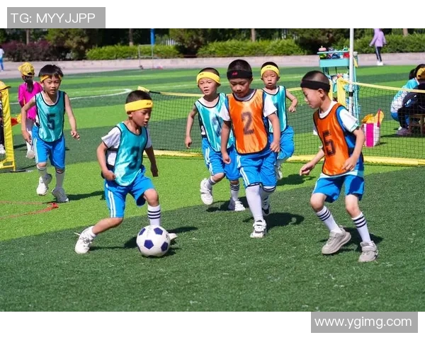 年轻帅气的足球明星们如何在绿茵场上展现魅力与风采